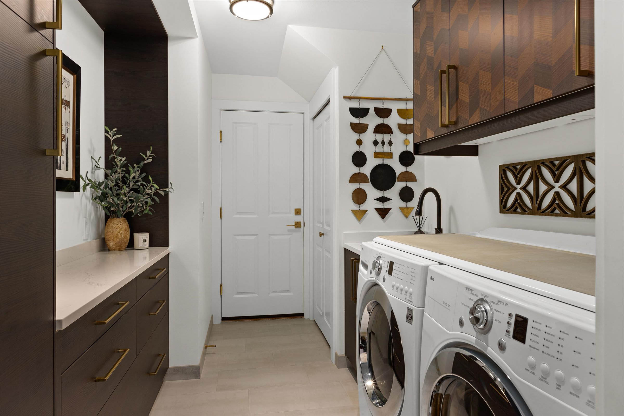 Clean and minimalistic laundry room design